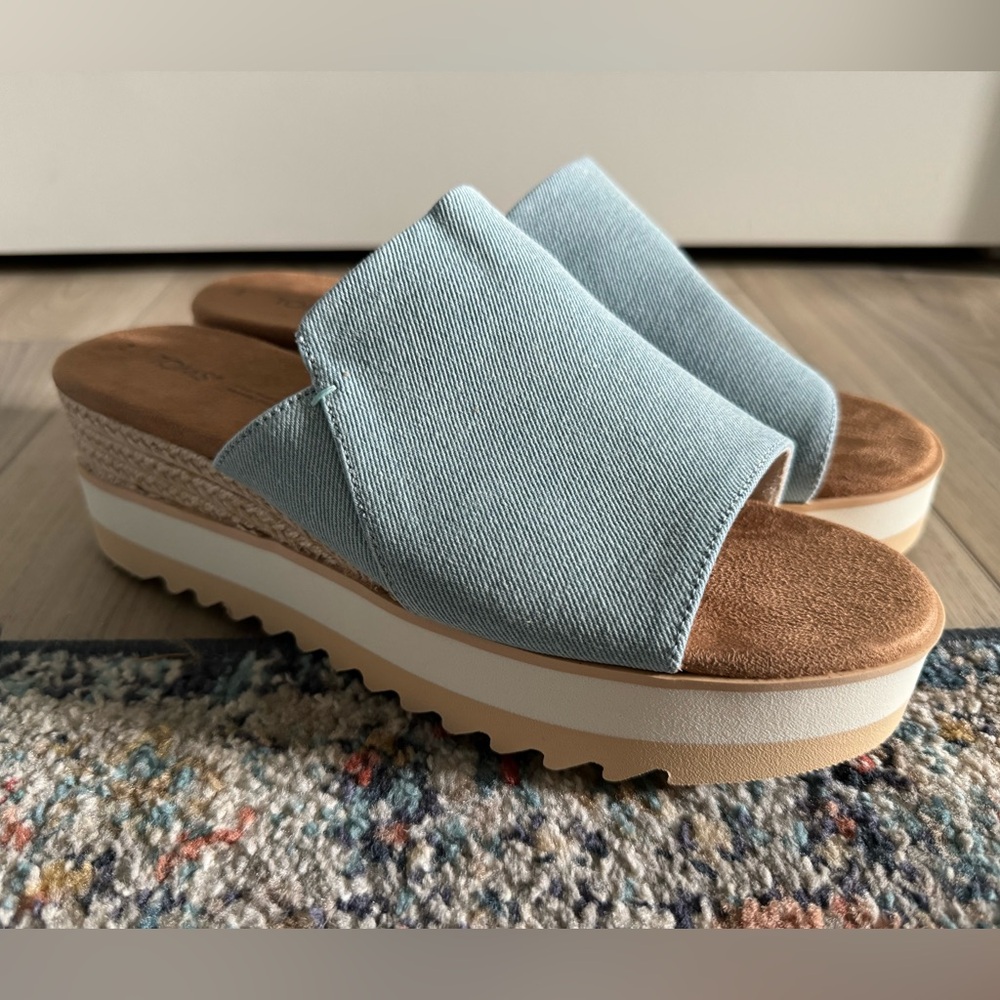 Toms Diana Sandal in Pastel Blue, Size 9, New.